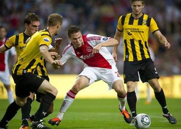 Digerus Vitesse, Ajax Menjauh dari PSV