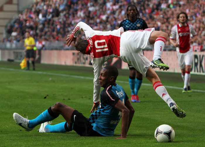 Diganjal Feyenoord, Ajax Urung Menjauh
