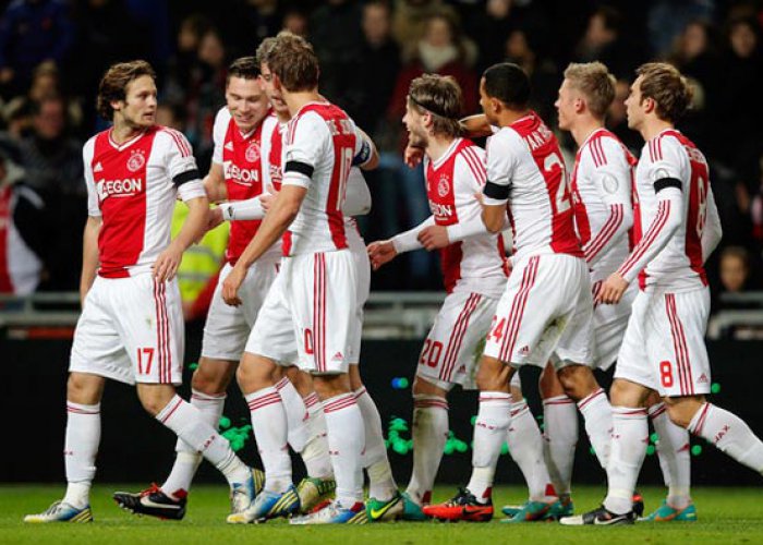 Feyenoord Tertahan, Ajax Tetap Aman