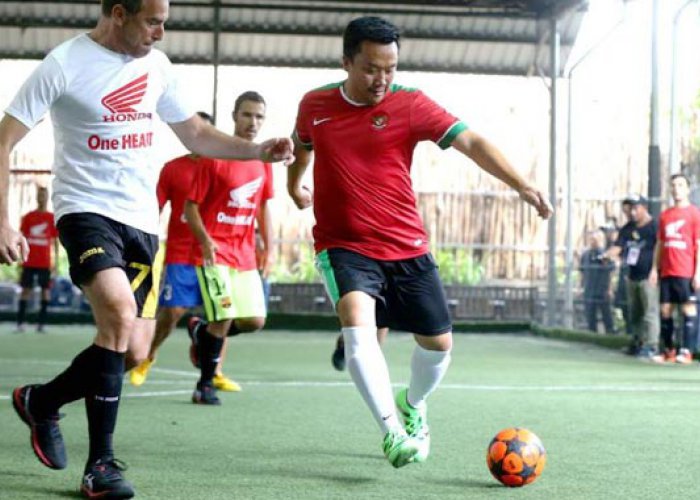 Gelaran Sukses, Menpora Ikut Main Futsal